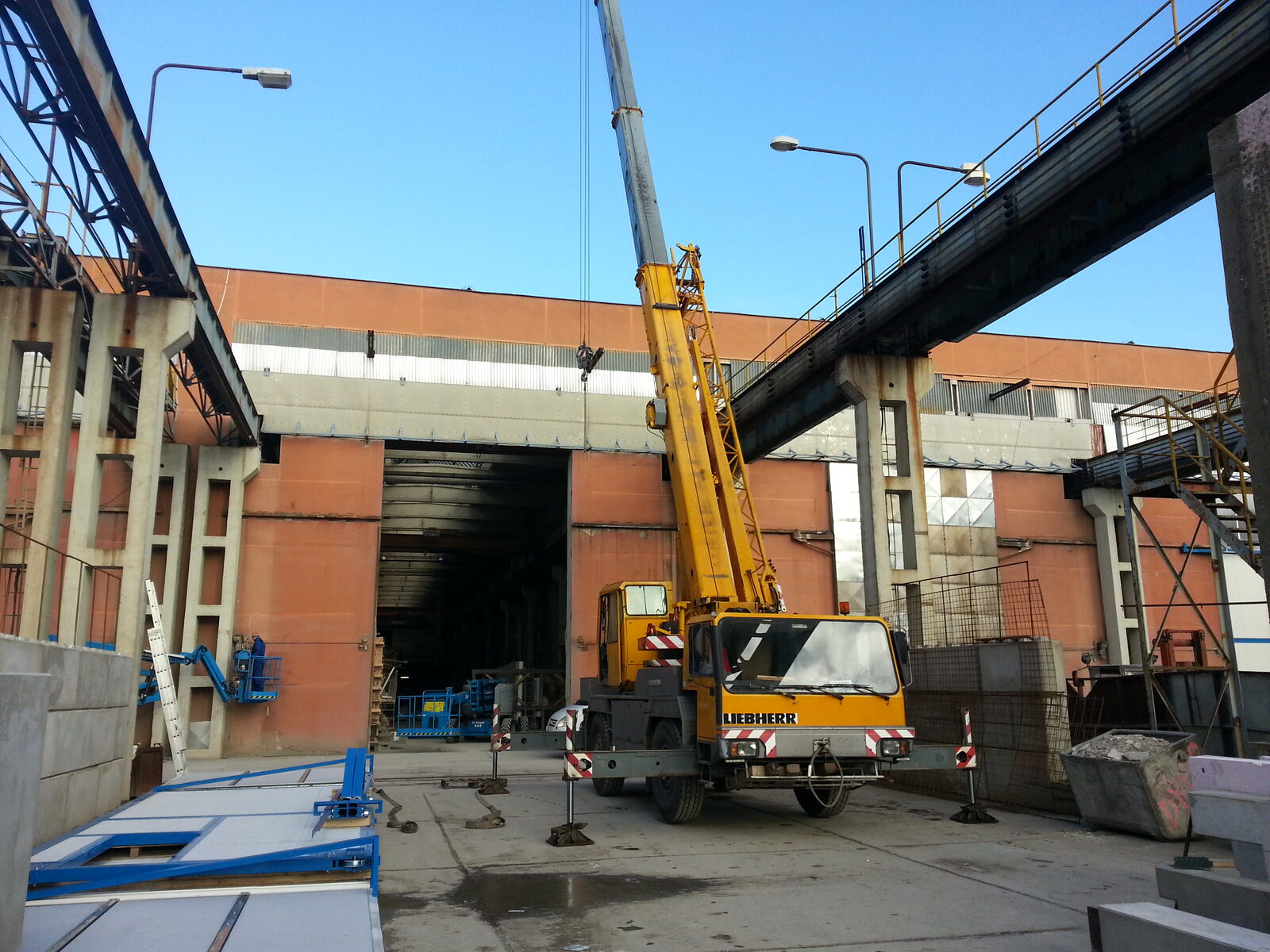 Autojeřáb Liebherr LTM 1025 při práci