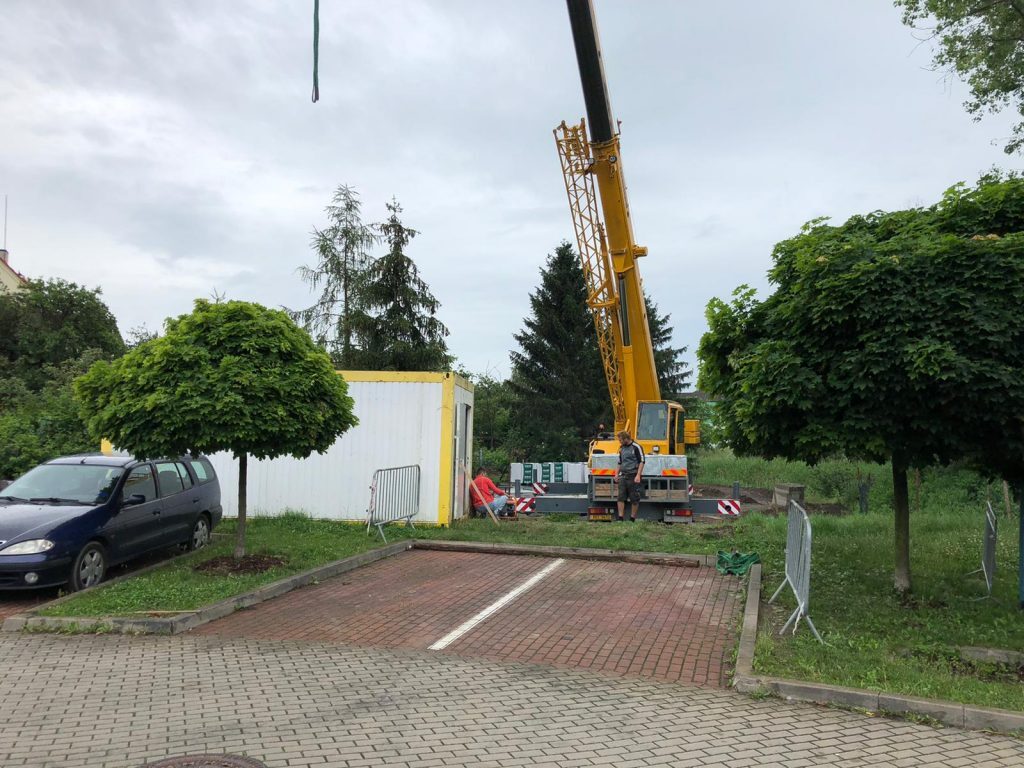 Autojeřáb při práci v zástavbě