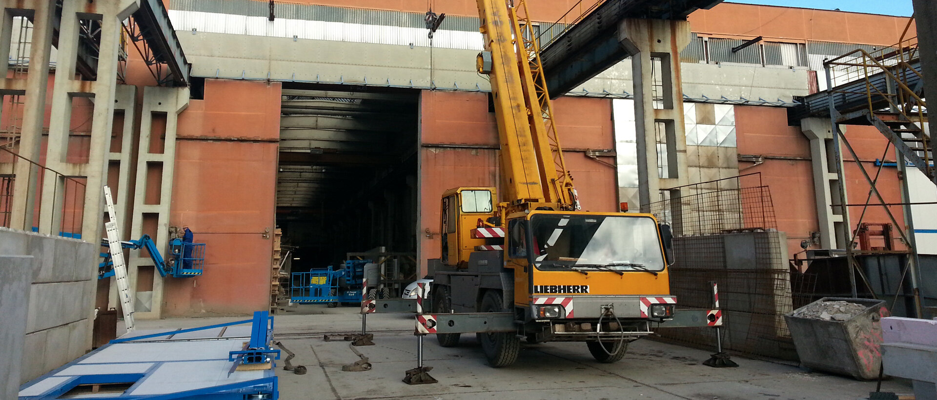 Autojeřáb Liebherr při montážních pracích
