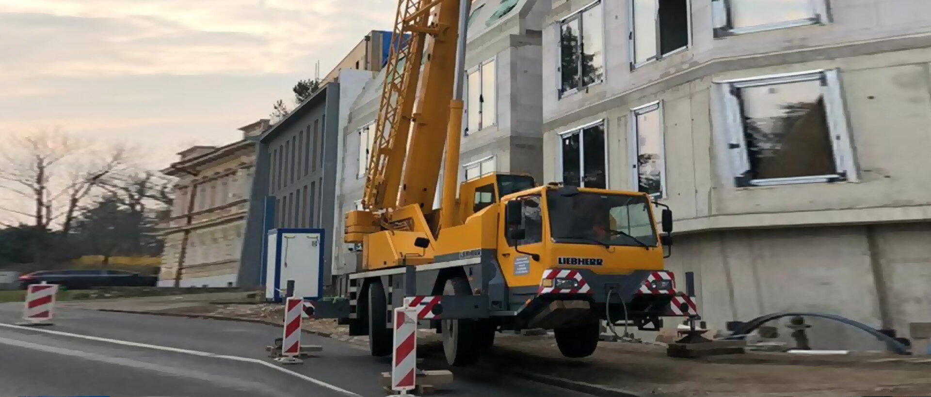 Autojeřáb s vysunutým teleskopickým výložníkem při práci