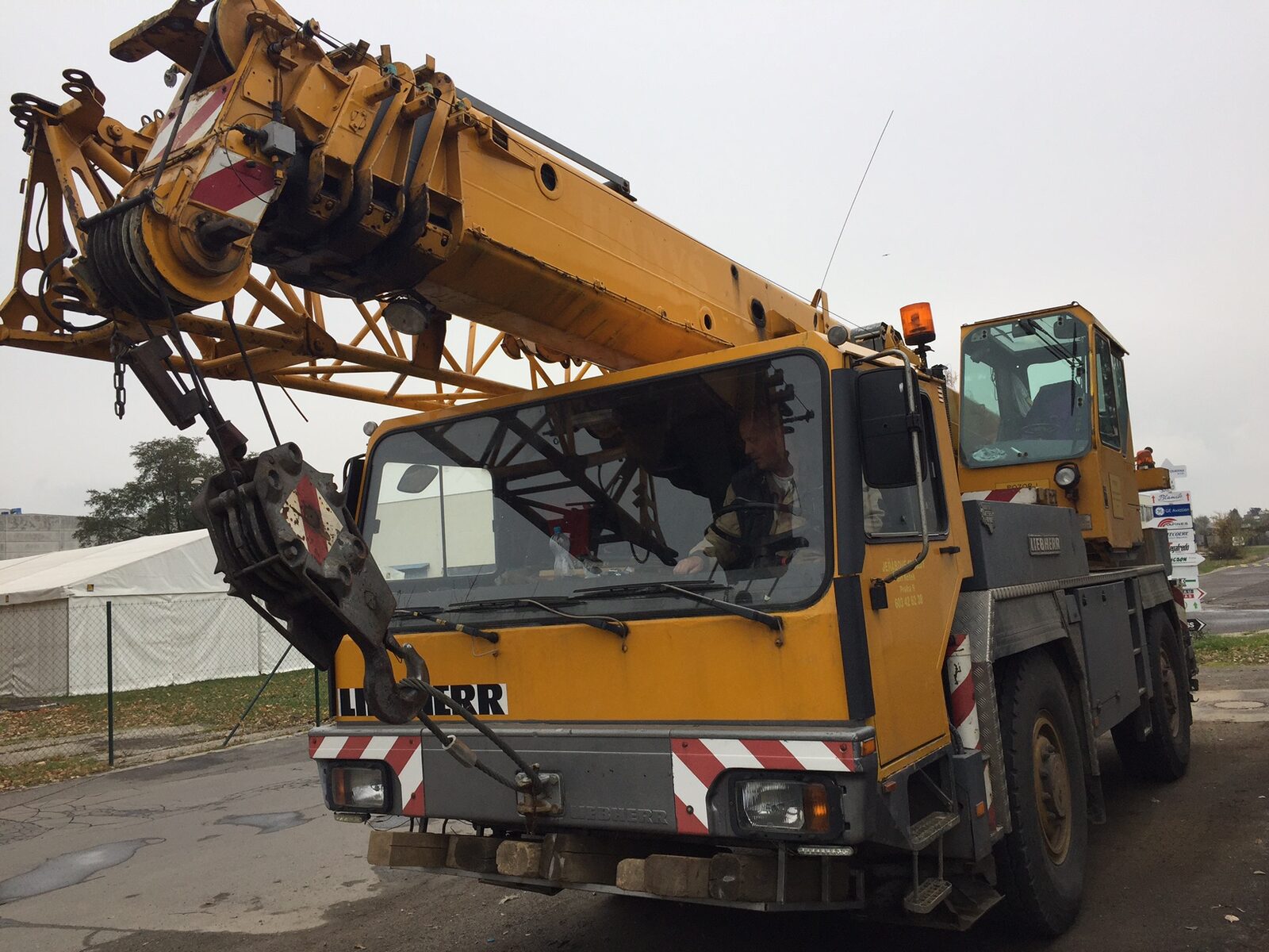 Autojeřáb Liebherr LTM 1025 se zataženým teleskopickým výložníkem